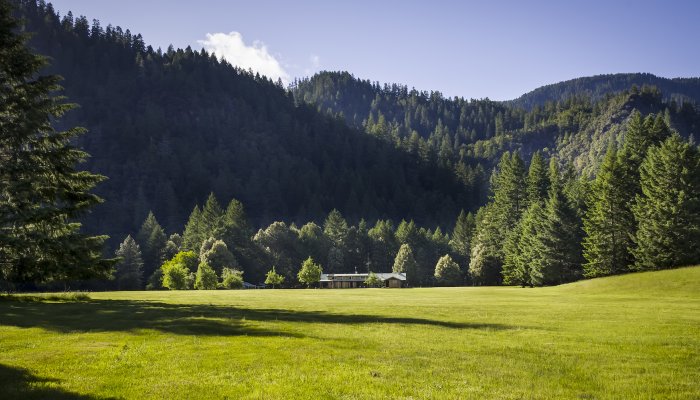Half Moon Bar Lodge in Oregon on a sunny day