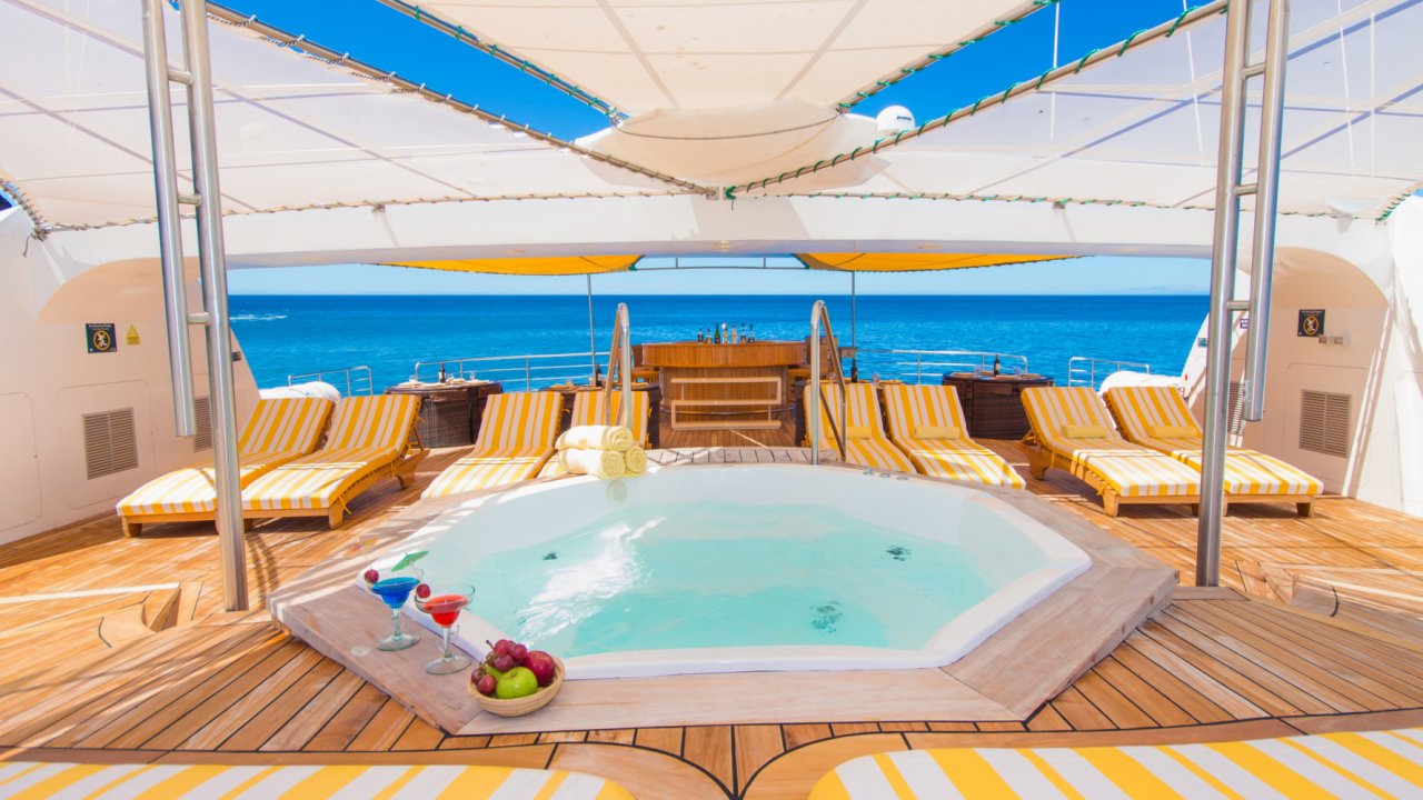 Catamaran tours Galapagos